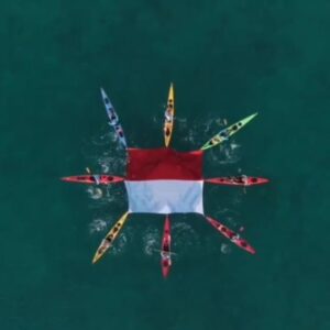 Ramon Y. Tungka Instagram - Merdeka menjelajah demi kepentingan tanah air dan ilmu pengetahuan!

Seremoni pengibaran Merah Putih di perairan Tanjung Kelayang, @tempatberkesinambungan, Desa Tanjung Binga, Belitung, sebelum memulai Ekspedisi Dayung Jelajah Nusantara Wanadri edisi sirkumnavigasi Pulau Belitong esok hari. 
@djn_seakayakexpedition 

Dirgahayu Repubilik Indonesia!

#Wanadri #DJN #seakayaking #independenceday #Belitung