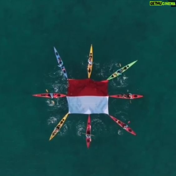 Ramon Y. Tungka - 2K Likes - Merdeka menjelajah demi kepentingan tanah air dan ilmu pengetahuan!
Seremoni pengibaran Merah Putih di perairan Tanjung Kelayang, @tempatberkesinambungan, Desa Tanjung Binga, Belitung, sebelum memulai Ekspedisi Dayung Jelajah Nusantara Wanadri edisi sirkumnavigasi Pulau Belitong esok hari.
@djn_seakayakexpedition
Dirgahayu Repubilik Indonesia!
#Wanadri #DJN #seakayaking #independenceday #Belitung