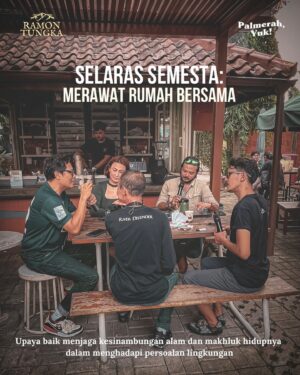 Ramon Y. Tungka Instagram - Membahas permasalahan lingkungan takkan ada habisnya bilamana tak ada kemauan untuk mengubah perilaku kita sendiri. Jalan masih panjang untuk mewujudkan lestari. Namun tak menyurutkan kawan-kawan seperjuangan.

Tengok saja upaya @suparnojumar si river defender, yang mengajak kita untuk menyadari persoalan di sekitar Ciliwung, lalu @ebss.travels melalui @napak.bhumi yang mengubah limbah menjadi sepatu, dan tentu @davinaveronica yang terus menyuarakan isu pelestarian satwa. Mereka terus menggerakkan upaya-upaya baik demi menjaga kesinambungan alam raya dan manusianya. 

Kami berkumpul berdiskusi di Bentara Budaya Jakarta dalam srawung “Palmerah, Yuk!” jumat sore kemarin yang di kepung sajian kudapan lokal plus booth pertukaran pakaian (Barter.in) yang diinisiasi oleh @sayapilihbumi 

Kudapan yang tersaji di meja pun turut menghangatkan dan membakar keseruan topik-topik diskusi kami. Seperti biasanya, gagasan demi gagasan menyikapi persoalan dari hulu ke hilir terlahir di meja tengah nan ajaib itu.

Tentu saja ragam persoalan lingkungan yang terjadi bukanlah semata tanggung jawab para aktivis konservasi ataupun para pembuat kebijakan. Jelas keterhubungan dan keterlibatan semua pihak akan menjadi untaian solusi dalam menghadapi perubahan iklim. 

Kami sepakat bahwa banyak bidang yang bisa diamplifikasi dalam memobilisasi perubahan perilaku untuk mewujudkan keselarasan nan lestari. 

Oh ya, terima kasih untuk mas @beginu yang kali ini pasrah membiarkan saya mengkudeta @palmerah.yuk sore itu.

Panjang umur upaya-upaya baik!
