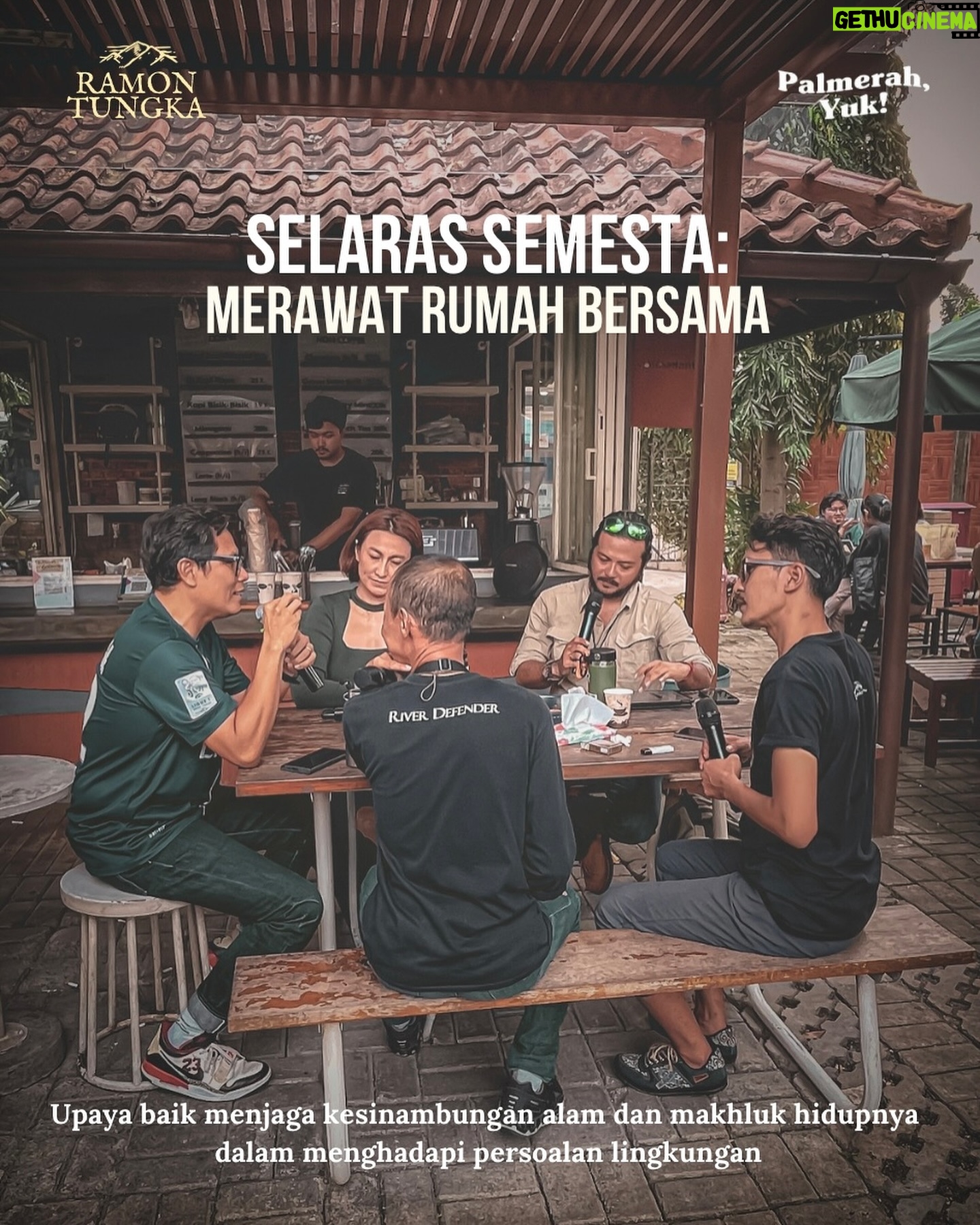 Ramon Y. Tungka - 1.4K Likes - Membahas permasalahan lingkungan takkan ada habisnya bilamana tak ada kemauan untuk mengubah perilaku kita sendiri. Jalan masih panjang untuk mewujudkan lestari. Namun tak menyurutkan kawan-kawan seperjuangan.
Tengok saja upaya @suparnojumar si river defender, yang mengajak kita untuk menyadari persoalan di sekitar Ciliwung, lalu @ebss.travels melalui @napak.bhumi yang mengubah limbah menjadi sepatu, dan tentu @davinaveronica yang terus menyuarakan isu pelestarian satwa. Mereka terus menggerakkan upaya-upaya baik demi menjaga kesinambungan alam raya dan manusianya.
Kami berkumpul berdiskusi di Bentara Budaya Jakarta dalam srawung “Palmerah, Yuk!” jumat sore kemarin yang di kepung sajian kudapan lokal plus booth pertukaran pakaian (Barter.in) yang diinisiasi oleh @sayapilihbumi
Kudapan yang tersaji di meja pun turut menghangatkan dan membakar keseruan topik-topik diskusi kami. Seperti biasanya, gagasan demi gagasan menyikapi persoalan dari hulu ke hilir terlahir di meja tengah nan ajaib itu.
Tentu saja ragam persoalan lingkungan yang terjadi bukanlah semata tanggung jawab para aktivis konservasi ataupun para pembuat kebijakan. Jelas keterhubungan dan keterlibatan semua pihak akan menjadi untaian solusi dalam menghadapi perubahan iklim.
Kami sepakat bahwa banyak bidang yang bisa diamplifikasi dalam memobilisasi perubahan perilaku untuk mewujudkan keselarasan nan lestari.
Oh ya, terima kasih untuk mas @beginu yang kali ini pasrah membiarkan saya mengkudeta @palmerah.yuk sore itu.
Panjang umur upaya-upaya baik!