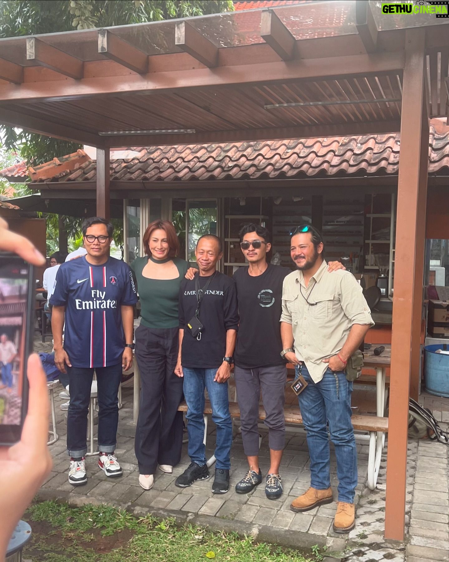 Ramon Y. Tungka - 1.4K Likes - Membahas permasalahan lingkungan takkan ada habisnya bilamana tak ada kemauan untuk mengubah perilaku kita sendiri. Jalan masih panjang untuk mewujudkan lestari. Namun tak menyurutkan kawan-kawan seperjuangan.
Tengok saja upaya @suparnojumar si river defender, yang mengajak kita untuk menyadari persoalan di sekitar Ciliwung, lalu @ebss.travels melalui @napak.bhumi yang mengubah limbah menjadi sepatu, dan tentu @davinaveronica yang terus menyuarakan isu pelestarian satwa. Mereka terus menggerakkan upaya-upaya baik demi menjaga kesinambungan alam raya dan manusianya.
Kami berkumpul berdiskusi di Bentara Budaya Jakarta dalam srawung “Palmerah, Yuk!” jumat sore kemarin yang di kepung sajian kudapan lokal plus booth pertukaran pakaian (Barter.in) yang diinisiasi oleh @sayapilihbumi
Kudapan yang tersaji di meja pun turut menghangatkan dan membakar keseruan topik-topik diskusi kami. Seperti biasanya, gagasan demi gagasan menyikapi persoalan dari hulu ke hilir terlahir di meja tengah nan ajaib itu.
Tentu saja ragam persoalan lingkungan yang terjadi bukanlah semata tanggung jawab para aktivis konservasi ataupun para pembuat kebijakan. Jelas keterhubungan dan keterlibatan semua pihak akan menjadi untaian solusi dalam menghadapi perubahan iklim.
Kami sepakat bahwa banyak bidang yang bisa diamplifikasi dalam memobilisasi perubahan perilaku untuk mewujudkan keselarasan nan lestari.
Oh ya, terima kasih untuk mas @beginu yang kali ini pasrah membiarkan saya mengkudeta @palmerah.yuk sore itu.
Panjang umur upaya-upaya baik!