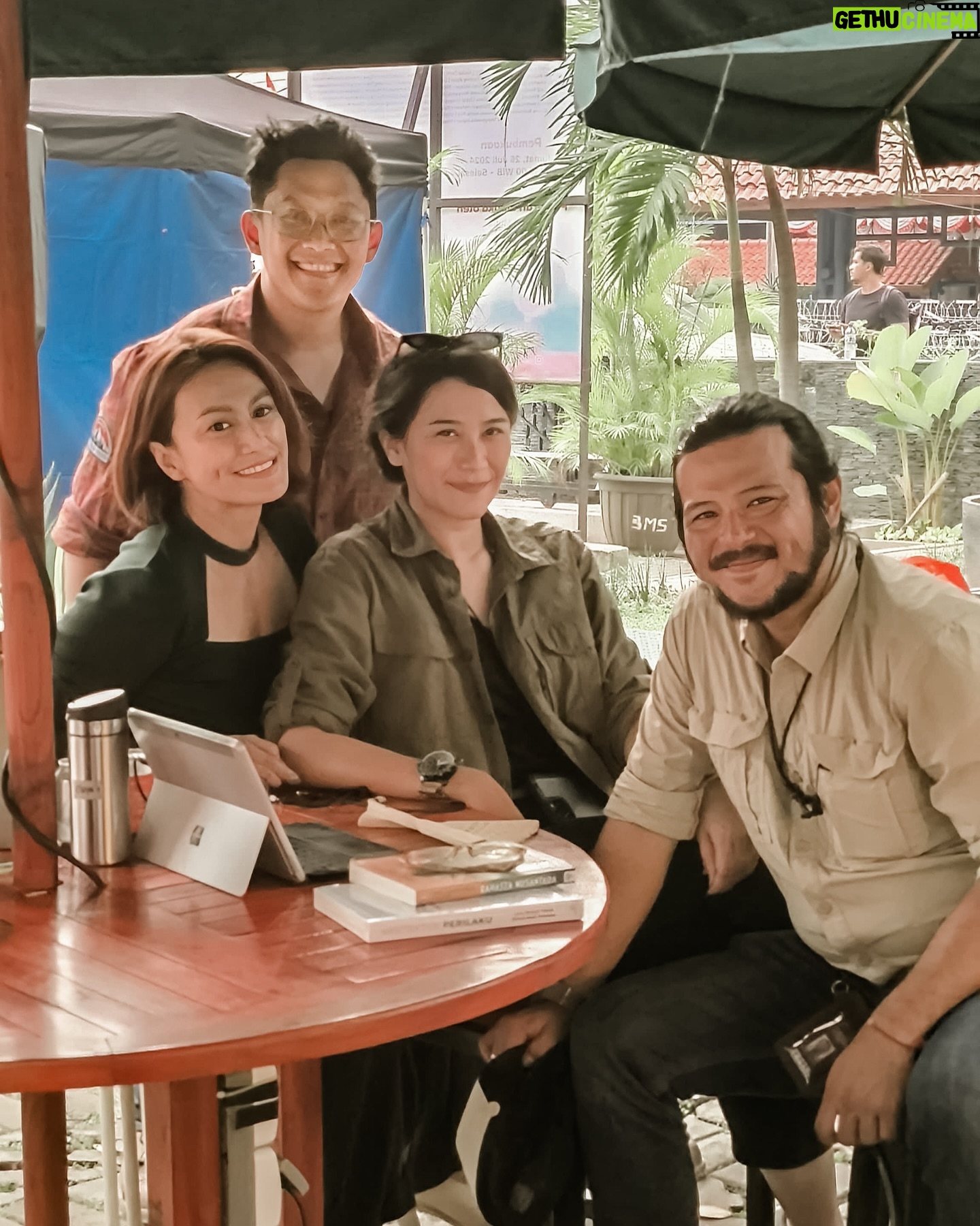 Ramon Y. Tungka - 1.4K Likes - Membahas permasalahan lingkungan takkan ada habisnya bilamana tak ada kemauan untuk mengubah perilaku kita sendiri. Jalan masih panjang untuk mewujudkan lestari. Namun tak menyurutkan kawan-kawan seperjuangan.
Tengok saja upaya @suparnojumar si river defender, yang mengajak kita untuk menyadari persoalan di sekitar Ciliwung, lalu @ebss.travels melalui @napak.bhumi yang mengubah limbah menjadi sepatu, dan tentu @davinaveronica yang terus menyuarakan isu pelestarian satwa. Mereka terus menggerakkan upaya-upaya baik demi menjaga kesinambungan alam raya dan manusianya.
Kami berkumpul berdiskusi di Bentara Budaya Jakarta dalam srawung “Palmerah, Yuk!” jumat sore kemarin yang di kepung sajian kudapan lokal plus booth pertukaran pakaian (Barter.in) yang diinisiasi oleh @sayapilihbumi
Kudapan yang tersaji di meja pun turut menghangatkan dan membakar keseruan topik-topik diskusi kami. Seperti biasanya, gagasan demi gagasan menyikapi persoalan dari hulu ke hilir terlahir di meja tengah nan ajaib itu.
Tentu saja ragam persoalan lingkungan yang terjadi bukanlah semata tanggung jawab para aktivis konservasi ataupun para pembuat kebijakan. Jelas keterhubungan dan keterlibatan semua pihak akan menjadi untaian solusi dalam menghadapi perubahan iklim.
Kami sepakat bahwa banyak bidang yang bisa diamplifikasi dalam memobilisasi perubahan perilaku untuk mewujudkan keselarasan nan lestari.
Oh ya, terima kasih untuk mas @beginu yang kali ini pasrah membiarkan saya mengkudeta @palmerah.yuk sore itu.
Panjang umur upaya-upaya baik!