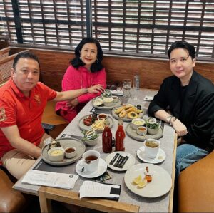Rangga Moela Instagram - Happy Birthday Mom 😘✨🫶🏻 
also happy 37th wedding anniversary dad & mom
•
thank you for being such an awesome role model for me,always love you ❤️
tahun ini kado nya yang berguna ya,krn sll nyebut oven dan pgn bikin kue lagi,no branded bag 🤣😘🤣
