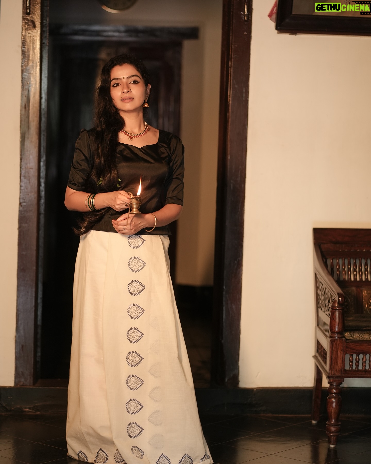 Ranjitha Menon - 15.3K Likes - രാമായണ മാസാരംഭം!
DOP @pictures_by_prashaanth
Styling @makeup_by_sabana_
Location @sunil_cher
Costume @iyna_the_boutique
Jewllery @__vydhehi_rental_jewellery__
#karkkidakam #ramayana #holymonth #traditions #culture #divine #peacewithin