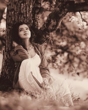 Ranjitha Menon Instagram - When a wild dreamer seeks solace in the woods, where nature’s rhythm sets her soul free! 

Clicked @arunchandu 

#travel #photography #explore #nature #inspired