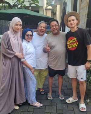 Rano Karno Instagram - Makasih yee tetangga udeh mampir lagi ke Warung doel.. @citraciki @thereal_rezkyadhitya @wollykirana