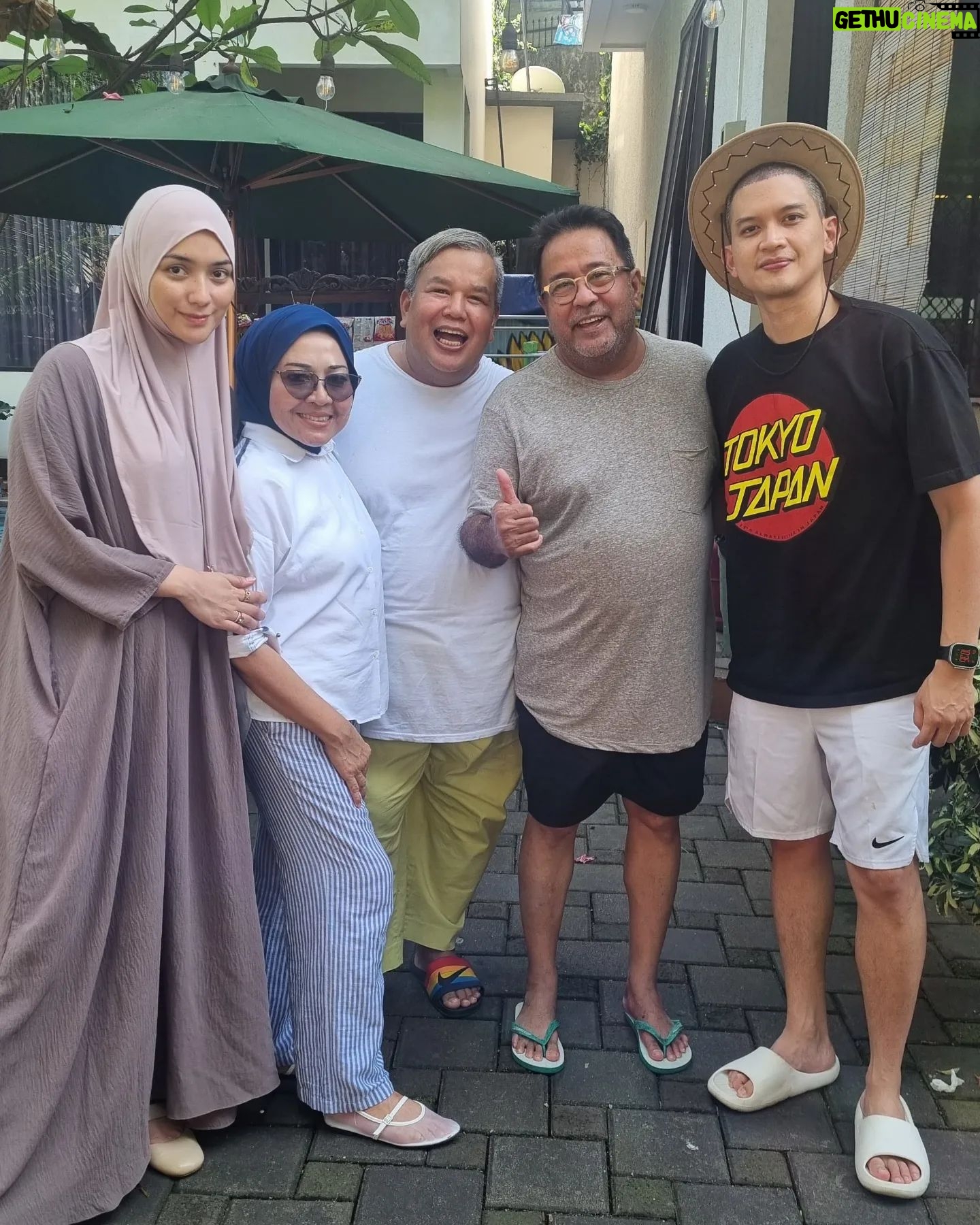 Rano Karno - 2.7K Likes - Makasih yee tetangga udeh mampir lagi ke Warung doel.. @citraciki @thereal_rezkyadhitya @wollykirana