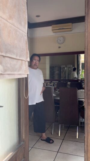 Rano Karno Instagram - Assalamualaikum teman teman IG, selamat hari jumaat.. besok sabtu & minggu @warungdoel buka yee, dr jam 07.30-13.00.. sarapan bareng sambil kite nyanyi nyanyi yee.. 😃😃😃 nyokk dateng yeee
