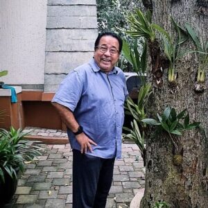 Rano Karno Instagram - Assalamualaikum sahabat IG..
Mau ngabarin nih besok @warungdoel buka yee dr jam 07.30-13.00.
Sampe ketemu besok kite makan sambil nyanyi². 
Selamet liburan semuaa... 😆
