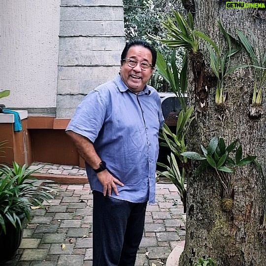 Rano Karno - 12.9K Likes - Assalamualaikum sahabat IG..
Mau ngabarin nih besok @warungdoel buka yee dr jam 07.30-13.00.
Sampe ketemu besok kite makan sambil nyanyi².
Selamet liburan semuaa... 😆