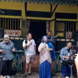 Rano Karno Instagram - Sahabatku yessy gusman dateng ke @warungdoel hari ini, kita nyanyi bareng " Galih & Ratna "