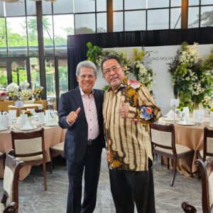 Rano Karno Instagram - Selamat ulang tahun untuk Prof Todung yang ke-75 tahun.. Seorang sahabat, penulis, diplomat dan ahli hukum yang luar biasa. semoga Allah memberkati setiap langkahmu dengan kesehatan dan kebahagiaan yang berlimpah. Aamiin..

#HBUProfTodung75th 
#ranokarno