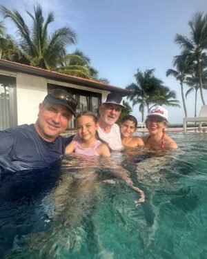 Raquel Bigorra Instagram - Quisiera detener el tiempo y no tener que regresar mañanaaaa. Llevamos una semana en familia y mi corazón está más que contento. 😍Muy muy feliz de poder estar con mis amores las 24 horas del día. Disfrutando hacer todo y nada a la vez. Que días tan lindos en Casa de Campo. República Dominicana. Gracias a mi hermano y cuñada que son los promotores siempre de los mejores planes para estar juntos♥️