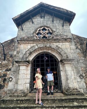 Raquel Bigorra Instagram - Que belleza Altos de Chavon. Mi papá muy feliz de poder regresar, y nosotros disfrutando cada momento en familia. Los amo muchísimo. ♥️♥️♥️ Y mañana empezamos a darle al video del nuevo sencillo. ¿ Están listos para Delincuente ? El próximo viernes estaremos estrenando video y rolita. #delincuente #añobisiesto #raquelbigorra