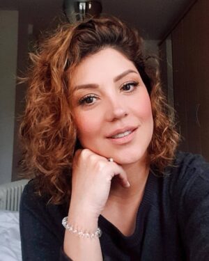 Rasha Instagram - مساءكم خير وعافيه..
لندن اخذت وقتي كله هذا الاسبوع..
 المهم حلو عليه الشعر الكيرلي 🥰؟
هذا الميكب طبقته على الستوري⤴️⤴️⤴️⤴️⤴️⤴️⤴️
