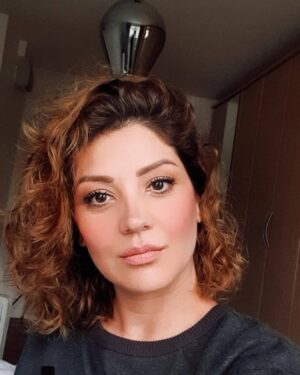 Rasha Instagram - مساءكم خير وعافيه..
لندن اخذت وقتي كله هذا الاسبوع..
 المهم حلو عليه الشعر الكيرلي 🥰؟
هذا الميكب طبقته على الستوري⤴️⤴️⤴️⤴️⤴️⤴️⤴️