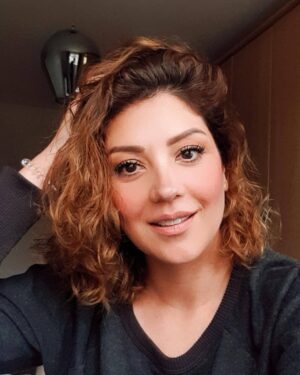 Rasha Instagram - مساءكم خير وعافيه..
لندن اخذت وقتي كله هذا الاسبوع..
 المهم حلو عليه الشعر الكيرلي 🥰؟
هذا الميكب طبقته على الستوري⤴️⤴️⤴️⤴️⤴️⤴️⤴️