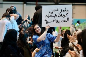 Rasha Rizk Instagram - ما يطلبه المستمعون 😅😇 وتحديداً حياة الساحرات 🎤🧙‍♀️ 
@rasha_rizk | @bhtoyfest | 📸: @abrmhsn