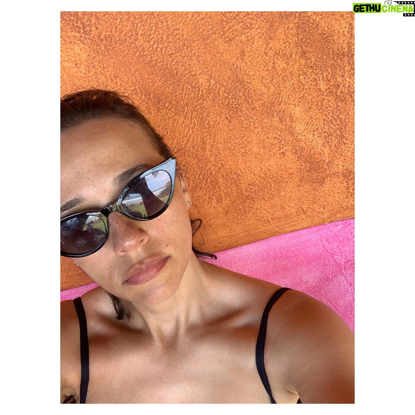 Rashida Jones - 62.4K Likes - Still summer, brb