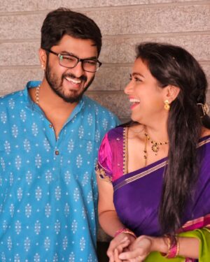 Rashmi Prabhakar Instagram - ಸುಗ್ಗಿ ಹಬ್ಬ ✨️

ಈ ಸುಗ್ಗಿಯ ಹಬ್ಬ ಎಲ್ಲರ ಬಾಳಲ್ಲಿ ಸಂತಸ, ಸಾಮರಸ್ಯ, ಸಮೃದ್ಧಿ ಮತ್ತು ಆರೋಗ್ಯವನ್ನು ನೀಡಲಿ ಎಂದು ಹಾರೈಸುತ್ತೇನೆ. ನಿಮಗೂ ಮತ್ತು ನಿಮ್ಮ ಕುಟುಂಬದವರಿಗೂ ಸಂಕ್ರಾಂತಿ ಹಬ್ಬದ ಶುಭಾಶಯಗಳು😊 

Happy Pongal / sankranti 

PS : My First ever Mysore silk Saree ❤️

#festival #sankranti #mysoresilksaree