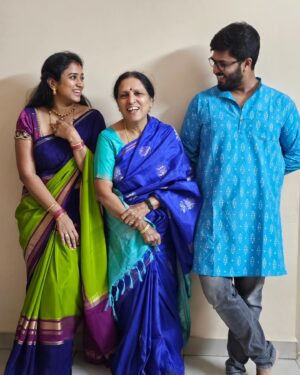 Rashmi Prabhakar Instagram - ಸುಗ್ಗಿ ಹಬ್ಬ ✨️

ಈ ಸುಗ್ಗಿಯ ಹಬ್ಬ ಎಲ್ಲರ ಬಾಳಲ್ಲಿ ಸಂತಸ, ಸಾಮರಸ್ಯ, ಸಮೃದ್ಧಿ ಮತ್ತು ಆರೋಗ್ಯವನ್ನು ನೀಡಲಿ ಎಂದು ಹಾರೈಸುತ್ತೇನೆ. ನಿಮಗೂ ಮತ್ತು ನಿಮ್ಮ ಕುಟುಂಬದವರಿಗೂ ಸಂಕ್ರಾಂತಿ ಹಬ್ಬದ ಶುಭಾಶಯಗಳು😊 

Happy Pongal / sankranti 

PS : My First ever Mysore silk Saree ❤️

#festival #sankranti #mysoresilksaree