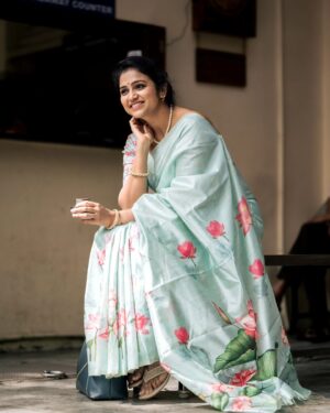 Rashmi Prabhakar Instagram - ಮನಸ್ಸೇ ಗಾಂಧಿಬಜಾರು ❤️
Thanks to you all for the overwhelming response on my look❤️ 
Couldn't be possible without my wonderful team ❤️ 
Artist : @rashmiprabhakar_official 
Concept and Styling : @sahanastylediary 
Saree : @sankalpa_angadi 
MUAH : @makeovers_sudhanatesh 
Photography : @vikaptures_studio