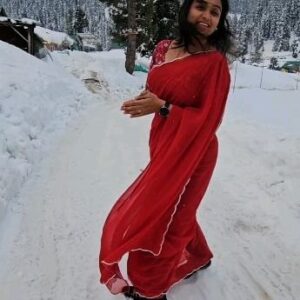 Rashmi Prabhakar Instagram - It was -5 and my body was numb with cold 🥶 

Saree @sewin_style_boutique 

#kashmirtourism #kashmirreels #snowreels

#joshmeinaaja @officialjoshapp @joshapp.kannada