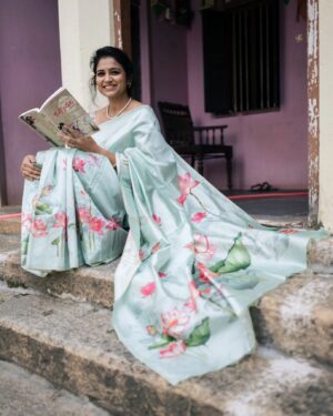 Rashmi Prabhakar Instagram - ಮನಸ್ಸೇ ಗಾಂಧಿಬಜಾರು ❤️
Thanks to you all for the overwhelming response on my look❤️ 
Couldn't be possible without my wonderful team ❤️ 
Artist : @rashmiprabhakar_official 
Concept and Styling : @sahanastylediary 
Saree : @sankalpa_angadi 
MUAH : @makeovers_sudhanatesh 
Photography : @vikaptures_studio