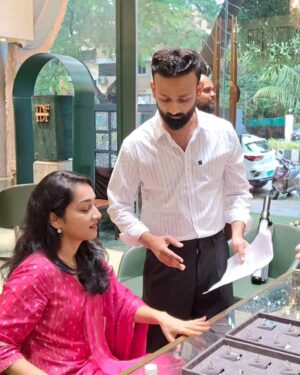 Rashmi Rajput Instagram - Laughter and diamond ki khushi in(reel) 😛
Picture credit - @shruti_narayann😘

.

.

.

#ring #diamond #byn