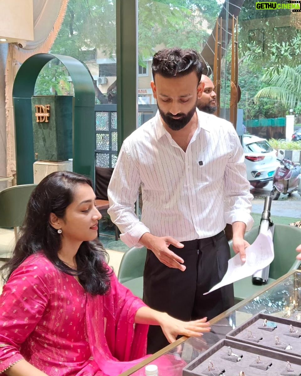 Rashmi Rajput - 14.7K Likes - Laughter and diamond ki khushi in(reel) š
Picture credit - @shruti_narayannš
.
.
.
#ring #diamond #byn