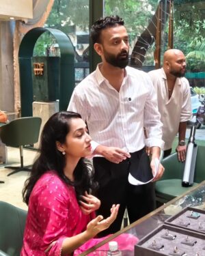 Rashmi Rajput Instagram - Laughter and diamond ki khushi in(reel) 😛
Picture credit - @shruti_narayann😘

.

.

.

#ring #diamond #byn