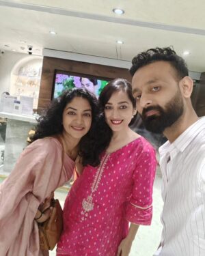 Rashmi Rajput Instagram - Laughter and diamond ki khushi in(reel) 😛
Picture credit - @shruti_narayann😘

.

.

.

#ring #diamond #byn