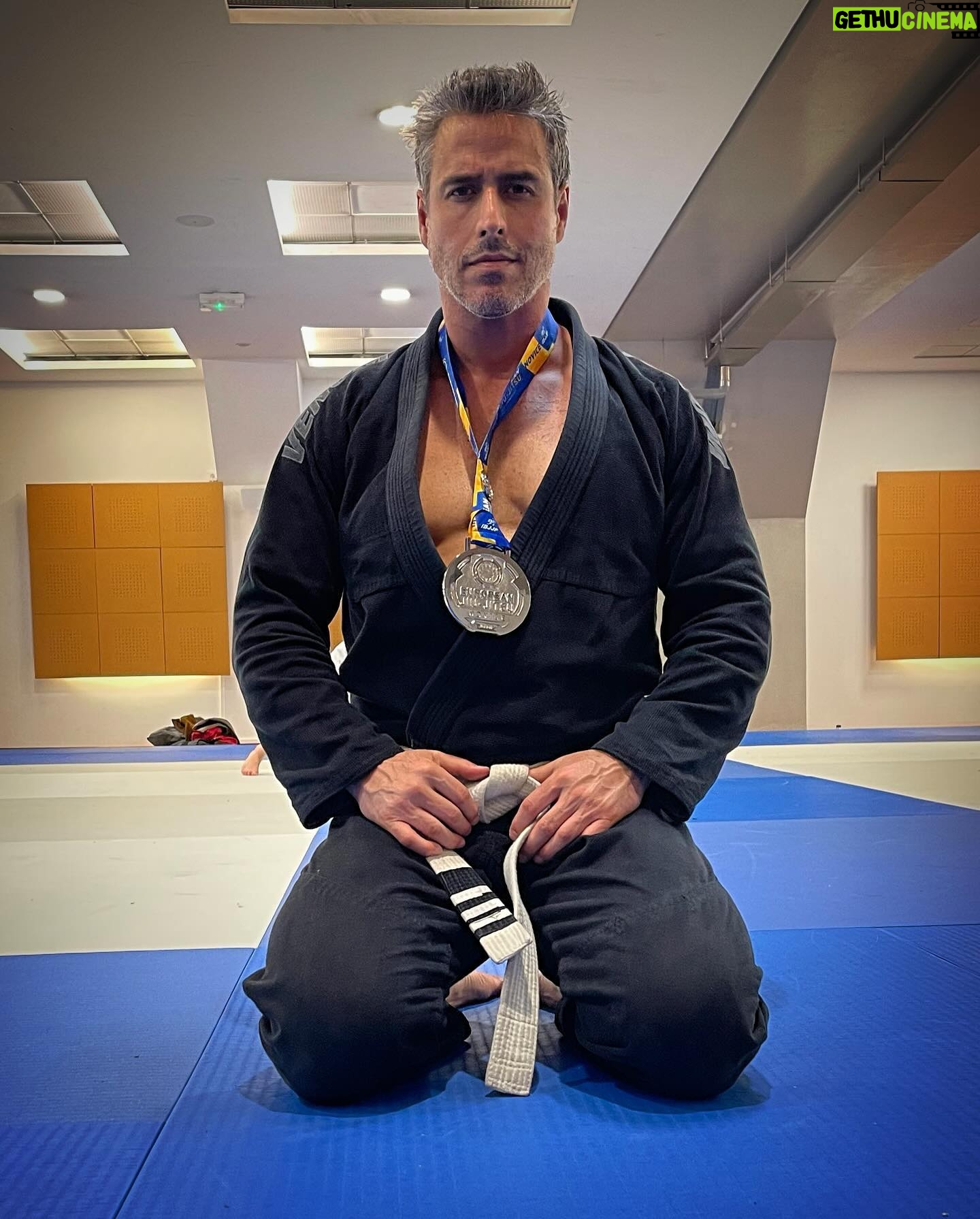 Raúl Olivo - 3 Likes - El ego puede darnos una gran lección. Te preparas para ganar, para dar mas del 100% , entregarte y ponerle el alma pero las cosas no siempre salen como esperas, ni como imaginas. Te sientes mal y piensas mil cosas y dudas. A veces “perdiendo”, ganas también. He vivido una experiencia que no pensé vivirla, he compartido con gente maravillosa, he visto mis errores y mis fortalezas y todo esto me suma para seguir adelante con humildad pero con mas garras. SEGUNDO LUGAR 🥈 EN EL CAMPEONATO EUROPEO DE JIU-JITSU IBJJF @ibjjf en Francia. Peso pesado en mi categoría Master 4. Este momento sera mío siempre. Aún me queda mucho que aprender!!! Gracias a cada una de las personas que me apoyaron, como siempre mi familia, mi papá! Y mi otra familia de @academia_artesuave Que no podría mencionarlos a cada persona pero la verdad es que el apoyo fue de todos y cada uno. Cada rola, cada golpe, cada segundo de cansancio y ese “ahora es que se hacen los campeones” que se me quedó en la mente ( 😉 ). Gracias a todos!!! ❤️ 🥈🇫🇷 🇻🇪 #RO