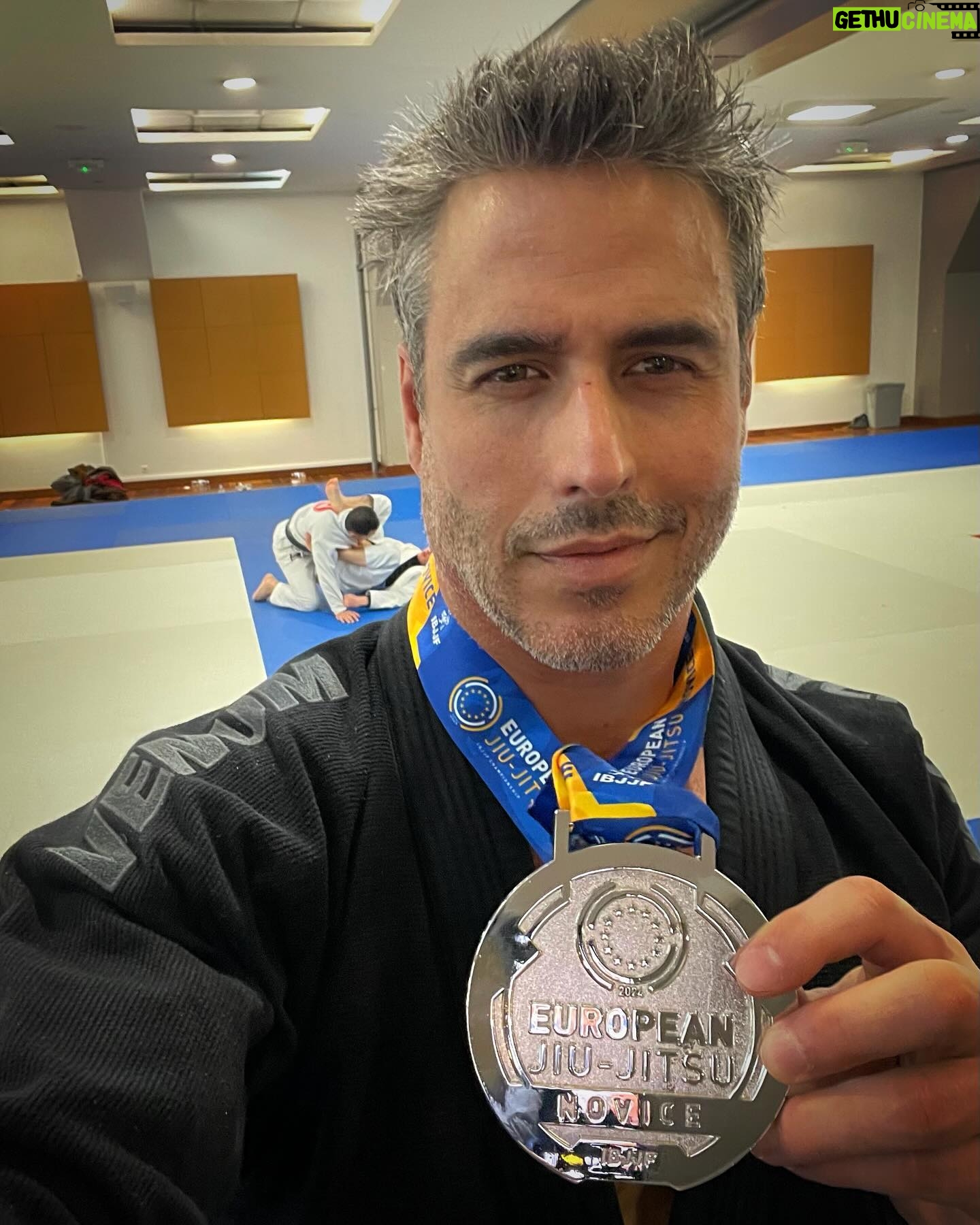Raúl Olivo - 3 Likes - El ego puede darnos una gran lección. Te preparas para ganar, para dar mas del 100% , entregarte y ponerle el alma pero las cosas no siempre salen como esperas, ni como imaginas. Te sientes mal y piensas mil cosas y dudas. A veces “perdiendo”, ganas también. He vivido una experiencia que no pensé vivirla, he compartido con gente maravillosa, he visto mis errores y mis fortalezas y todo esto me suma para seguir adelante con humildad pero con mas garras. SEGUNDO LUGAR 🥈 EN EL CAMPEONATO EUROPEO DE JIU-JITSU IBJJF @ibjjf en Francia. Peso pesado en mi categoría Master 4. Este momento sera mío siempre. Aún me queda mucho que aprender!!! Gracias a cada una de las personas que me apoyaron, como siempre mi familia, mi papá! Y mi otra familia de @academia_artesuave Que no podría mencionarlos a cada persona pero la verdad es que el apoyo fue de todos y cada uno. Cada rola, cada golpe, cada segundo de cansancio y ese “ahora es que se hacen los campeones” que se me quedó en la mente ( 😉 ). Gracias a todos!!! ❤️ 🥈🇫🇷 🇻🇪 #RO