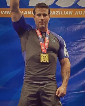 Raúl Olivo Instagram - La perseverancia es continuar luchando, incluso cuando la mente y el cuerpo están agotados!  Gracias @circuitovenezolanobjj y mi team de @academia_artesuave @artesuavelacastellana 🥇  absoluto master Open Internacional !  #RO
