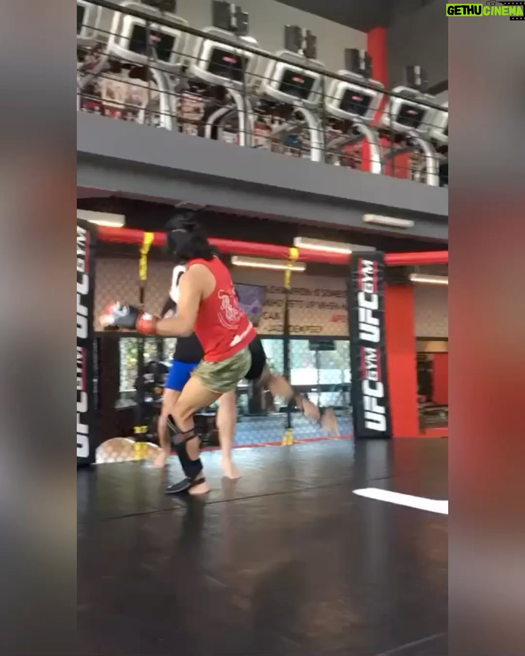 Raúl Olivo - 3 Likes - #TBT encontré este pedacito de video haciendo un light sparring con mi pana y champ en mexico @carlosdiamanteguerra y luego un poco de entrenamiento de pelea! @ufcgymmx #throwbackthursday #RO 🐺