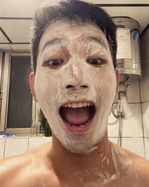Ray Lin Instagram - 洗顏😶‍🌫️
#廣告位置招租 #鬼月