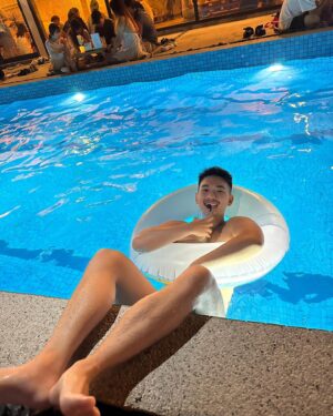 Ray Lin Instagram - 🌊🌊
喝酒有游泳池也太爽😂
還跟陌生人玩套圈圈，
現在想起來在琉球好瘋。

#琉球