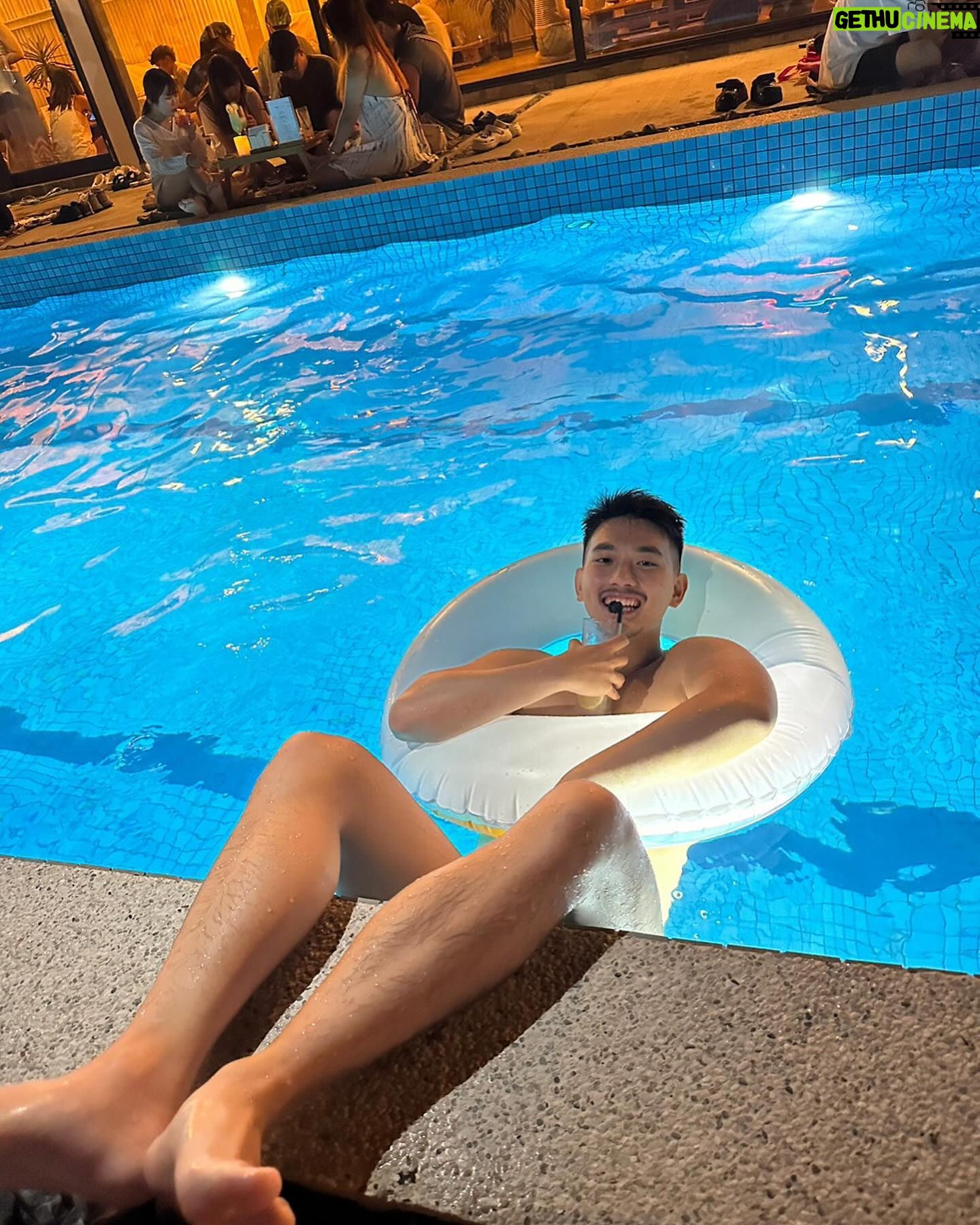Ray Lin - 1.1K Likes - 🌊🌊
喝酒有游泳池也太爽😂
還跟陌生人玩套圈圈,
現在想起來在琉球好瘋。
#琉球