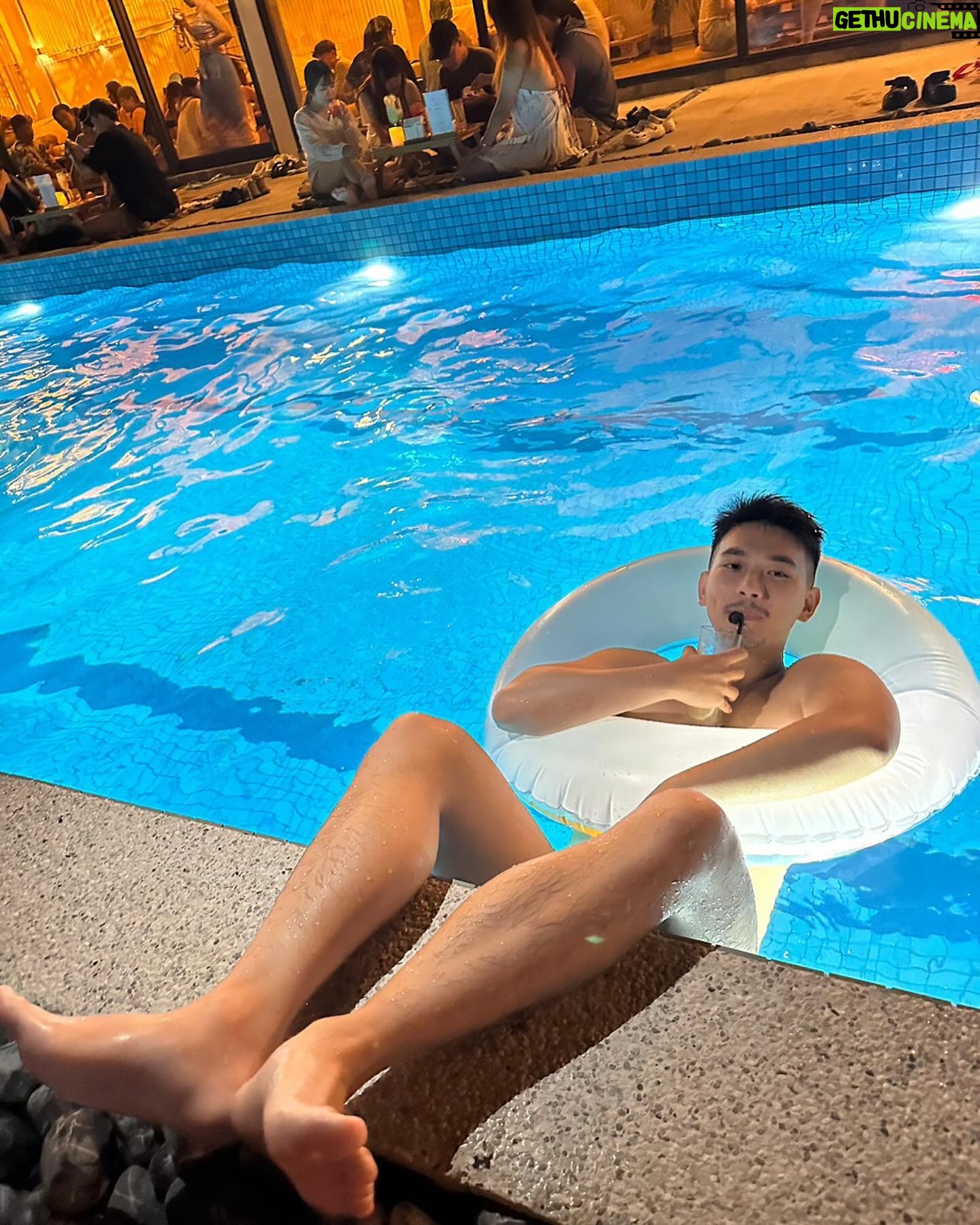 Ray Lin - 1.1K Likes - 🌊🌊
喝酒有游泳池也太爽😂
還跟陌生人玩套圈圈,
現在想起來在琉球好瘋。
#琉球