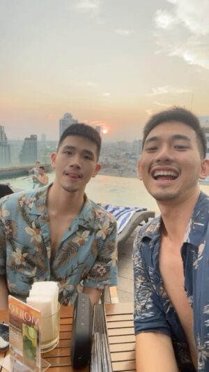 Ray Lin Instagram - 泰國夕陽🌇 泳池💦 像素大樓🏙️ 花襯衫🌺

 #bangkok #thailand #travel #skybar #bkk 

好想回去美好的那一刻