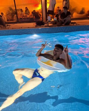 Ray Lin Instagram - 🌊🌊
喝酒有游泳池也太爽😂
還跟陌生人玩套圈圈，
現在想起來在琉球好瘋。

#琉球