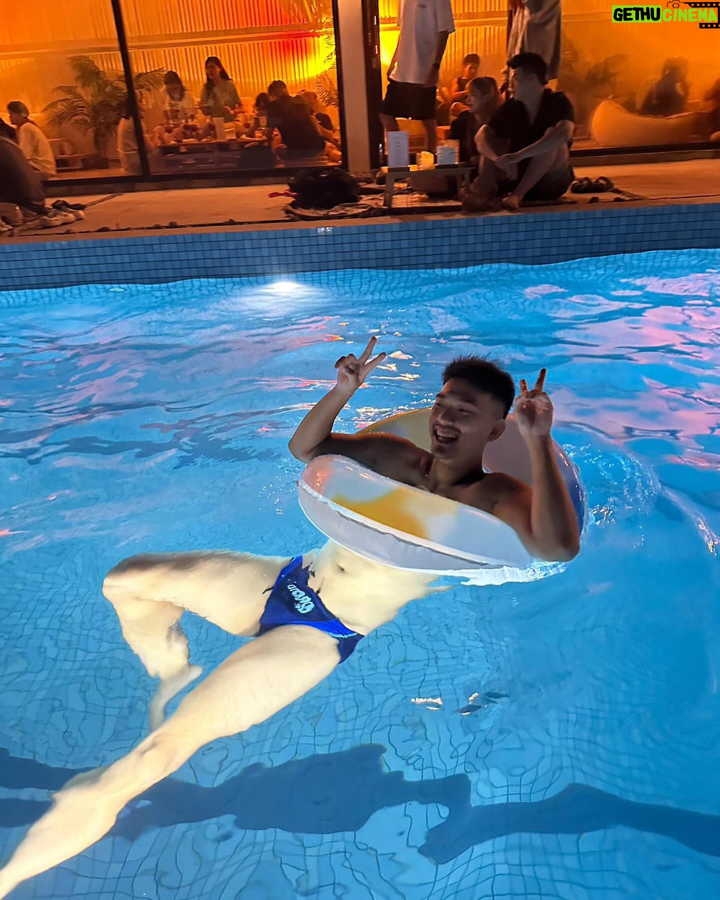 Ray Lin - 1.1K Likes - 🌊🌊
喝酒有游泳池也太爽😂
還跟陌生人玩套圈圈,
現在想起來在琉球好瘋。
#琉球