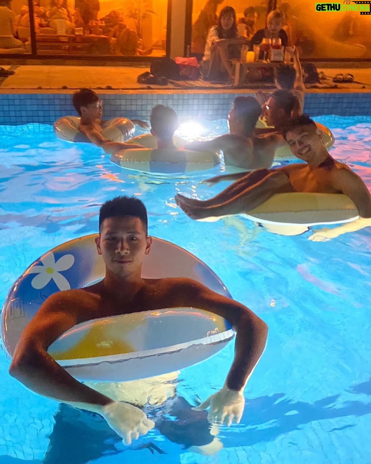 Ray Lin - 1.1K Likes - 🌊🌊
喝酒有游泳池也太爽😂
還跟陌生人玩套圈圈,
現在想起來在琉球好瘋。
#琉球