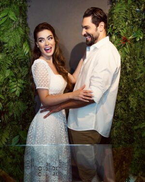 Rayanne Morais Instagram - Bodas de Chiclete 🍬

Piscamos e mais um mês se foi. Agora, falta apenas um mês para completarmos um ano de casados. Meu Deus, como o tempo voa! Dá para ir mais devagar? Ainda temos muito para viver juntos e muito que queremos dividir e compartilhar.

Rayanne: “Quando Deus me disse que ressignificaria anos em dias, eu não fazia ideia do que Ele faria na minha vida de forma tão rápida e genuína. Me batizei e, no dia seguinte, já estava caminhando para o que seria para sempre, sem fazer ideia do que Deus estava fazendo.”

O inferno se levantou para tentar destruir, manchar com suas mentiras e difamar para que o projeto de Deus não tivesse autoridade. Mas nada nem ninguém pode parar um projeto de Deus! Hoje, somos a resposta e o testemunho do que Ele faz na vida daqueles que se entregam a Ele. Estamos caminhando para um ano de casados com muita sede de viver muitas coisas juntos! O nome dessa bodas faz jus ao que somos… Chicletinhos um com o outro.

Viva sempre os projetos, propósitos e o extraordinário de Deus!

Estamos juntos até Jesus voltar, fazendo do nosso lar um pedacinho do céu até a volta Dele.

Para todo sempre, By @rayannemorais e @victorpecoraro 

10/07/2024 🍬
11 meses de casados 👰🏼‍♀️🤵🏻‍♂️

#bodasdechicletes #casamento #moraispecoraro #Deus #amor #married #proposito #extraordinário #vida #11mesesdecasados