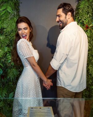 Rayanne Morais Instagram - Bodas de Chiclete 🍬

Piscamos e mais um mês se foi. Agora, falta apenas um mês para completarmos um ano de casados. Meu Deus, como o tempo voa! Dá para ir mais devagar? Ainda temos muito para viver juntos e muito que queremos dividir e compartilhar.

Rayanne: “Quando Deus me disse que ressignificaria anos em dias, eu não fazia ideia do que Ele faria na minha vida de forma tão rápida e genuína. Me batizei e, no dia seguinte, já estava caminhando para o que seria para sempre, sem fazer ideia do que Deus estava fazendo.”

O inferno se levantou para tentar destruir, manchar com suas mentiras e difamar para que o projeto de Deus não tivesse autoridade. Mas nada nem ninguém pode parar um projeto de Deus! Hoje, somos a resposta e o testemunho do que Ele faz na vida daqueles que se entregam a Ele. Estamos caminhando para um ano de casados com muita sede de viver muitas coisas juntos! O nome dessa bodas faz jus ao que somos… Chicletinhos um com o outro.

Viva sempre os projetos, propósitos e o extraordinário de Deus!

Estamos juntos até Jesus voltar, fazendo do nosso lar um pedacinho do céu até a volta Dele.

Para todo sempre, By @rayannemorais e @victorpecoraro 

10/07/2024 🍬
11 meses de casados 👰🏼‍♀️🤵🏻‍♂️

#bodasdechicletes #casamento #moraispecoraro #Deus #amor #married #proposito #extraordinário #vida #11mesesdecasados
