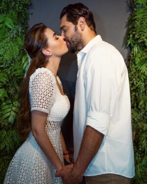 Rayanne Morais Instagram - Bodas de Chiclete 🍬

Piscamos e mais um mês se foi. Agora, falta apenas um mês para completarmos um ano de casados. Meu Deus, como o tempo voa! Dá para ir mais devagar? Ainda temos muito para viver juntos e muito que queremos dividir e compartilhar.

Rayanne: “Quando Deus me disse que ressignificaria anos em dias, eu não fazia ideia do que Ele faria na minha vida de forma tão rápida e genuína. Me batizei e, no dia seguinte, já estava caminhando para o que seria para sempre, sem fazer ideia do que Deus estava fazendo.”

O inferno se levantou para tentar destruir, manchar com suas mentiras e difamar para que o projeto de Deus não tivesse autoridade. Mas nada nem ninguém pode parar um projeto de Deus! Hoje, somos a resposta e o testemunho do que Ele faz na vida daqueles que se entregam a Ele. Estamos caminhando para um ano de casados com muita sede de viver muitas coisas juntos! O nome dessa bodas faz jus ao que somos… Chicletinhos um com o outro.

Viva sempre os projetos, propósitos e o extraordinário de Deus!

Estamos juntos até Jesus voltar, fazendo do nosso lar um pedacinho do céu até a volta Dele.

Para todo sempre, By @rayannemorais e @victorpecoraro 

10/07/2024 🍬
11 meses de casados 👰🏼‍♀️🤵🏻‍♂️

#bodasdechicletes #casamento #moraispecoraro #Deus #amor #married #proposito #extraordinário #vida #11mesesdecasados