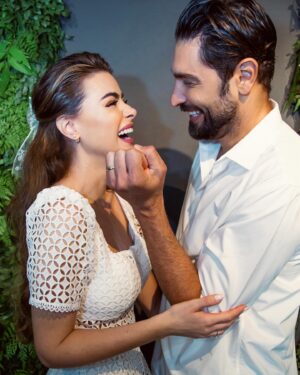 Rayanne Morais Instagram - Bodas de Chiclete 🍬

Piscamos e mais um mês se foi. Agora, falta apenas um mês para completarmos um ano de casados. Meu Deus, como o tempo voa! Dá para ir mais devagar? Ainda temos muito para viver juntos e muito que queremos dividir e compartilhar.

Rayanne: “Quando Deus me disse que ressignificaria anos em dias, eu não fazia ideia do que Ele faria na minha vida de forma tão rápida e genuína. Me batizei e, no dia seguinte, já estava caminhando para o que seria para sempre, sem fazer ideia do que Deus estava fazendo.”

O inferno se levantou para tentar destruir, manchar com suas mentiras e difamar para que o projeto de Deus não tivesse autoridade. Mas nada nem ninguém pode parar um projeto de Deus! Hoje, somos a resposta e o testemunho do que Ele faz na vida daqueles que se entregam a Ele. Estamos caminhando para um ano de casados com muita sede de viver muitas coisas juntos! O nome dessa bodas faz jus ao que somos… Chicletinhos um com o outro.

Viva sempre os projetos, propósitos e o extraordinário de Deus!

Estamos juntos até Jesus voltar, fazendo do nosso lar um pedacinho do céu até a volta Dele.

Para todo sempre, By @rayannemorais e @victorpecoraro 

10/07/2024 🍬
11 meses de casados 👰🏼‍♀️🤵🏻‍♂️

#bodasdechicletes #casamento #moraispecoraro #Deus #amor #married #proposito #extraordinário #vida #11mesesdecasados
