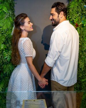 Rayanne Morais Instagram - Bodas de Chiclete 🍬

Piscamos e mais um mês se foi. Agora, falta apenas um mês para completarmos um ano de casados. Meu Deus, como o tempo voa! Dá para ir mais devagar? Ainda temos muito para viver juntos e muito que queremos dividir e compartilhar.

Rayanne: “Quando Deus me disse que ressignificaria anos em dias, eu não fazia ideia do que Ele faria na minha vida de forma tão rápida e genuína. Me batizei e, no dia seguinte, já estava caminhando para o que seria para sempre, sem fazer ideia do que Deus estava fazendo.”

O inferno se levantou para tentar destruir, manchar com suas mentiras e difamar para que o projeto de Deus não tivesse autoridade. Mas nada nem ninguém pode parar um projeto de Deus! Hoje, somos a resposta e o testemunho do que Ele faz na vida daqueles que se entregam a Ele. Estamos caminhando para um ano de casados com muita sede de viver muitas coisas juntos! O nome dessa bodas faz jus ao que somos… Chicletinhos um com o outro.

Viva sempre os projetos, propósitos e o extraordinário de Deus!

Estamos juntos até Jesus voltar, fazendo do nosso lar um pedacinho do céu até a volta Dele.

Para todo sempre, By @rayannemorais e @victorpecoraro 

10/07/2024 🍬
11 meses de casados 👰🏼‍♀️🤵🏻‍♂️

#bodasdechicletes #casamento #moraispecoraro #Deus #amor #married #proposito #extraordinário #vida #11mesesdecasados