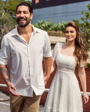 Rayanne Morais Instagram - Bodas de Chiclete 🍬

Piscamos e mais um mês se foi. Agora, falta apenas um mês para completarmos um ano de casados. Meu Deus, como o tempo voa! Dá para ir mais devagar? Ainda temos muito para viver juntos e muito que queremos dividir e compartilhar.

Rayanne: “Quando Deus me disse que ressignificaria anos em dias, eu não fazia ideia do que Ele faria na minha vida de forma tão rápida e genuína. Me batizei e, no dia seguinte, já estava caminhando para o que seria para sempre, sem fazer ideia do que Deus estava fazendo.”

O inferno se levantou para tentar destruir, manchar com suas mentiras e difamar para que o projeto de Deus não tivesse autoridade. Mas nada nem ninguém pode parar um projeto de Deus! Hoje, somos a resposta e o testemunho do que Ele faz na vida daqueles que se entregam a Ele. Estamos caminhando para um ano de casados com muita sede de viver muitas coisas juntos! O nome dessa bodas faz jus ao que somos… Chicletinhos um com o outro.

Viva sempre os projetos, propósitos e o extraordinário de Deus!

Estamos juntos até Jesus voltar, fazendo do nosso lar um pedacinho do céu até a volta Dele.

Para todo sempre, By @rayannemorais e @victorpecoraro 

10/07/2024 🍬
11 meses de casados 👰🏼‍♀️🤵🏻‍♂️

#bodasdechicletes #casamento #moraispecoraro #Deus #amor #married #proposito #extraordinário #vida #11mesesdecasados
